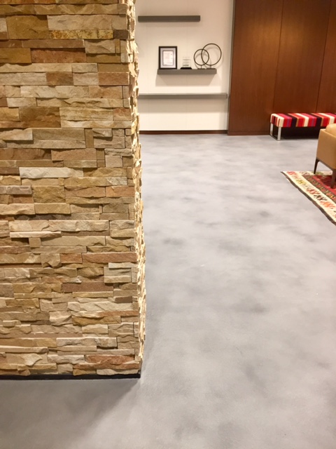 Espace de travail. Vous souhaitez un plancher élégant et rationnel pour votre bureau? Essayez l’option Edinburgh Mist de notre collection Smooth.