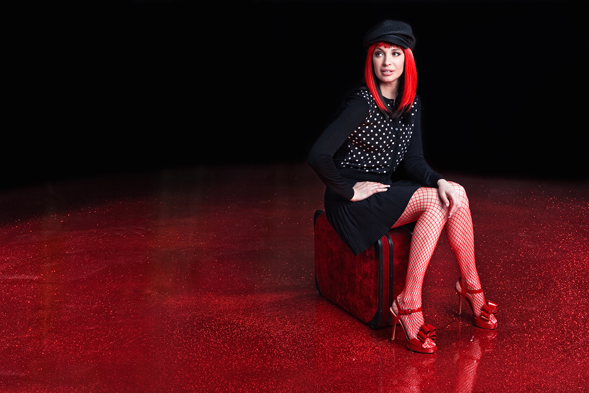 Arrivez avec style. Il n’y a aucun autre endroit comme celui-ci. Faites claquer vos talons sur un sol Ruby Star de la gamme Glitz.