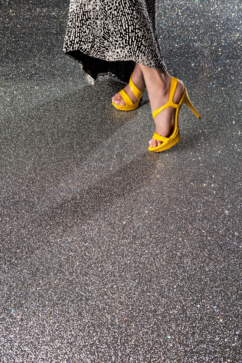 Marcher sur l’argent. Optez pour un plancher Glitz personnalisé pour créer ce look!