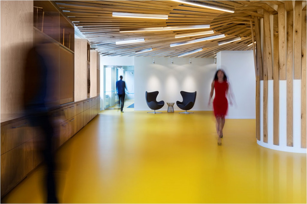 Marche ensoleillée. Renseignez-vous sur les couleurs personnalisées dans notre collection Smooth.